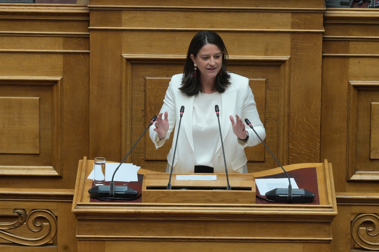 Υπ. Εργασίας: Δέκα «απλές παραδοχές» για το νομοσχέδιο ίσης αμοιβής μεταξύ ανδρών και γυναικών. Καταργείται η περικοπή συντάξεων χηρείας του νόμου Κατρούγκαλου.
